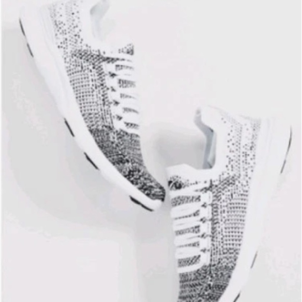 New in box  TechLoom Breeze knit Sneakers women’s 8.5 black white running shoes